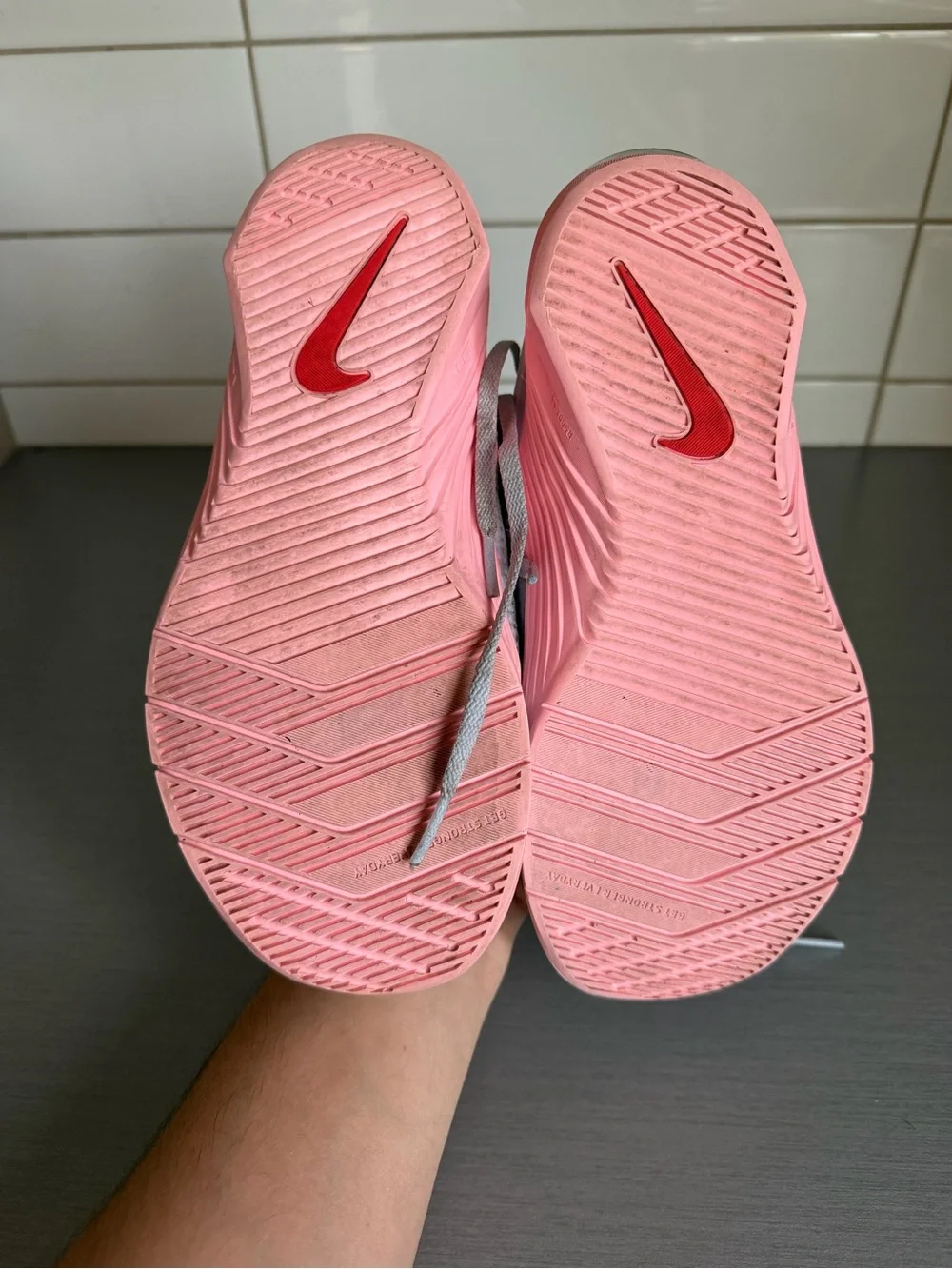 Nike Metcon 6 Grey & Pink Training Shoes with Red Swoosh - Picture 6 of 7